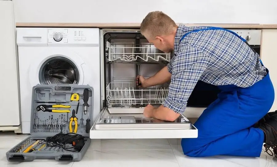 Aliağa Daikin servisi teknisyen ekibi beyaz eşya tamiri yaparken